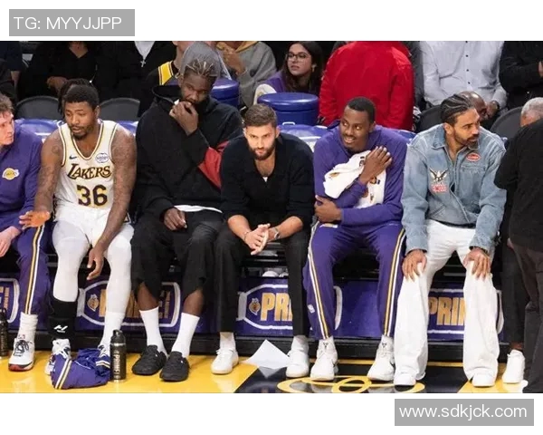 当场练出3巨，湖人赢球验证3事，签约引援大获成功，进入第一梯队