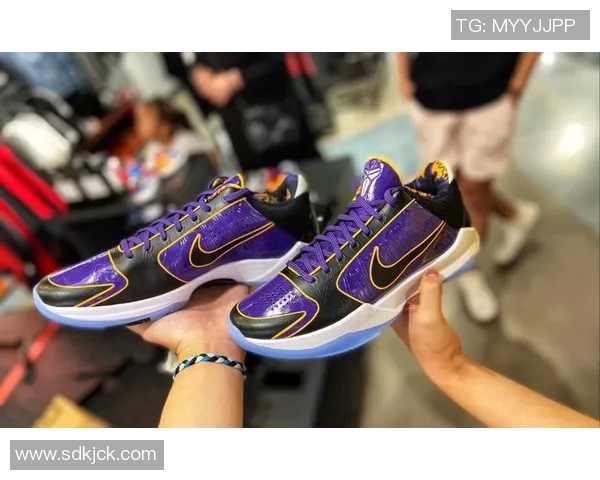 羡煞旁人！杜克大学晒出了球队专属的第三款Kobe 5配色！