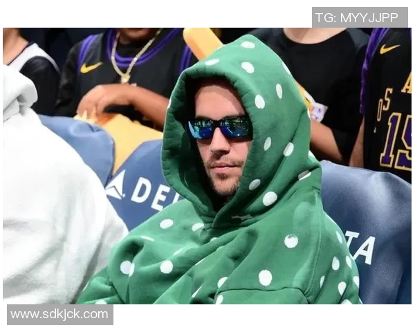 欧美天王比伯来到湖人主场观赛，赛前与詹姆斯同框互动